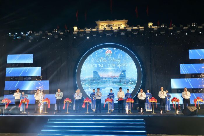 Lãnh đạo thành phố Hải Phòng thực hiện nghi thức khai mạc chuỗi hoạt động.