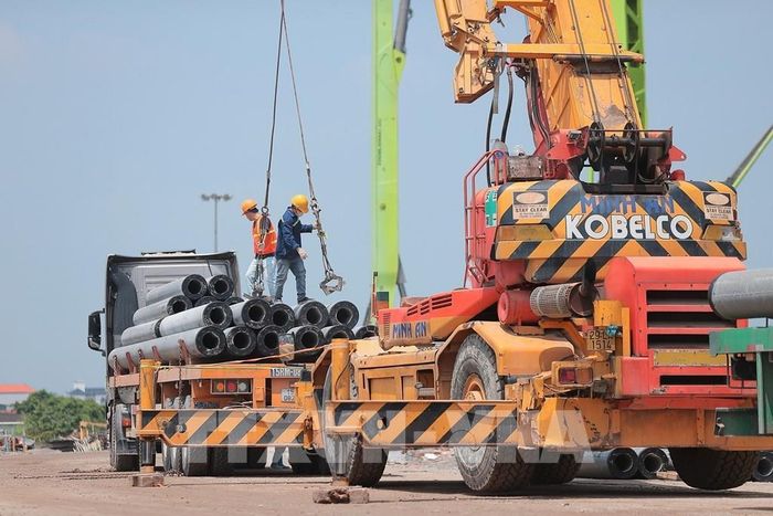 Các khung kết cấu tại khu vực khán đài cũng từng bước lộ diện. Trên công trường, phương tiện, máy móc chuyên dụng được huy động. Công nhân làm việc liên tục theo ca, duy trì nhịp độ thi công nhằm đáp ứng đúng tiến độ. Ảnh: Minh Quyết - TTXVN