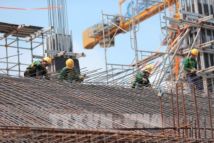 Công nhân thi công hạng mục khán đài SVĐ PVF. Ảnh: Minh Quyết - TTXVN