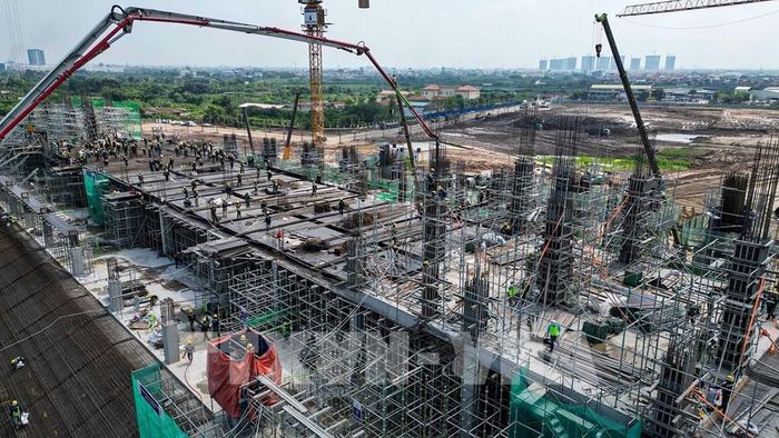 Tính tới thời điểm hiện tại, công trình đang triển khai thi công phần thân và bậc khán đài tầng 1, kết cấu thân đã vươn lên tầng 3, một số khu vực đạt tới tầng 4. Ảnh: Minh Quyết – TTXVN