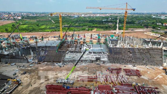 Các khung kết cấu tại khu vực khán đài cũng từng bước lộ diện. Ảnh: Minh Quyết - TTXVN