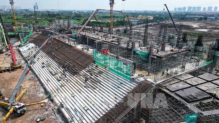 Các hạng mục chính dần hình thành, kết cấu khán đài đang được thi công vươn cao từng ngày. Ảnh: Minh Quyết – TTXVN