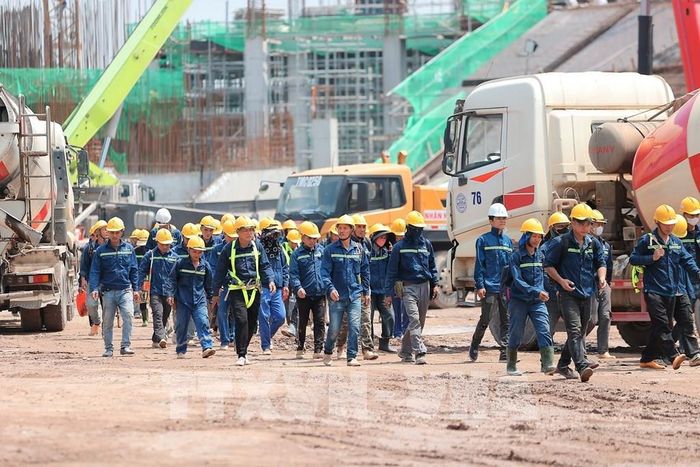 Tổng số nhân lực trên công trường khoảng hơn 2.500 công nhân, với hy vọng đưa công trình hoàn thành đúng tiến độ. Ảnh: Minh Quyết - TTXVN
