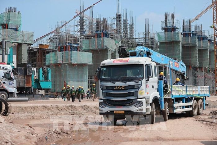 Các khung kết cấu tại khu vực khán đài cũng từng bước lộ diện. Trên công trường, phương tiện, máy móc chuyên dụng được huy động. Công nhân làm việc liên tục theo ca, duy trì nhịp độ thi công nhằm đáp ứng đúng tiến độ. Ảnh: Minh Quyết - TTXVN