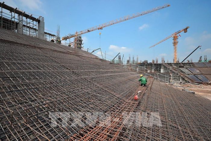 Công nhân thi công hạng mục khán đài. Ảnh: Minh Quyết - TTXVN