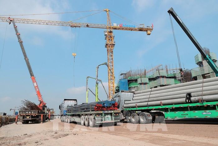Xe tải vận chuyển vật tư bảo đảm phục vụ thi công. Ảnh: Minh Quyết - TTXVN
