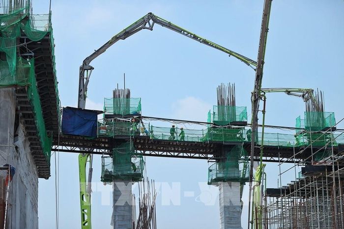 Dự án được tổ chức thi công liên tục 24/24h với nhiều ca kíp, đảm bảo tiến động thi công. Ảnh: Minh Quyết - TTXVN