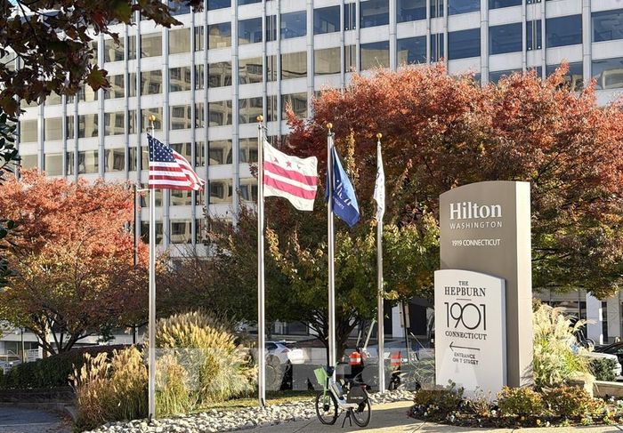 Khách sạn Hilton Washington. Mặc dù không có trận đấu nào diễn ra ở thủ đô Washington, nhưng nơi đây vẫn được cho là một điểm đến hàng đầu của các cổ động viên khi tới Mỹ xem World Cup 2026. Ảnh: Ngọc Quang - PV TTXVN tại Mỹ
