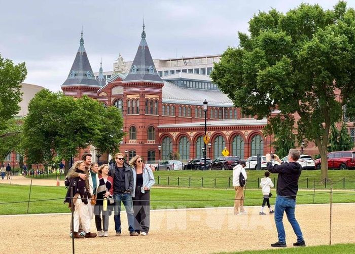 Du khách tham quan Quảng trường Quốc gia tại Washington D.C. Ảnh: Ngọc Quang - PV TTXVN tại Mỹ