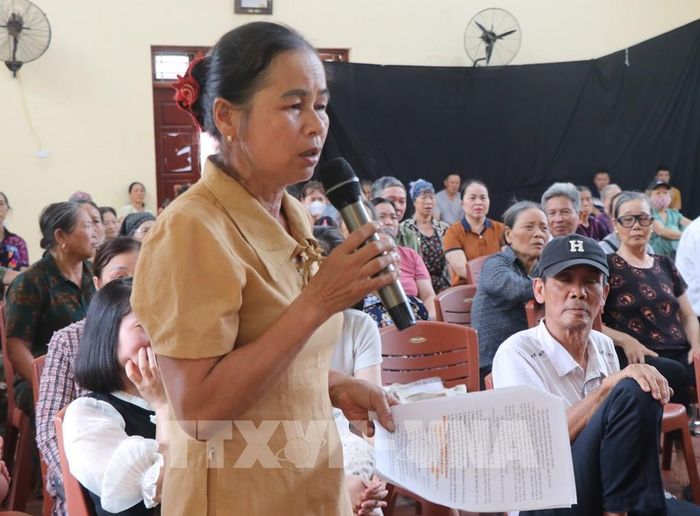 Đại diện người dân phường Tam Sơn, tỉnh Bắc Ninh kiến nghị. Ảnh: Thanh Thương - TTXVN