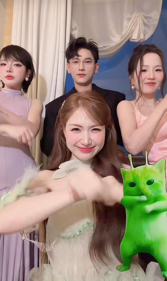 Hòa Minzy thân thiết hội ngộ Issac.