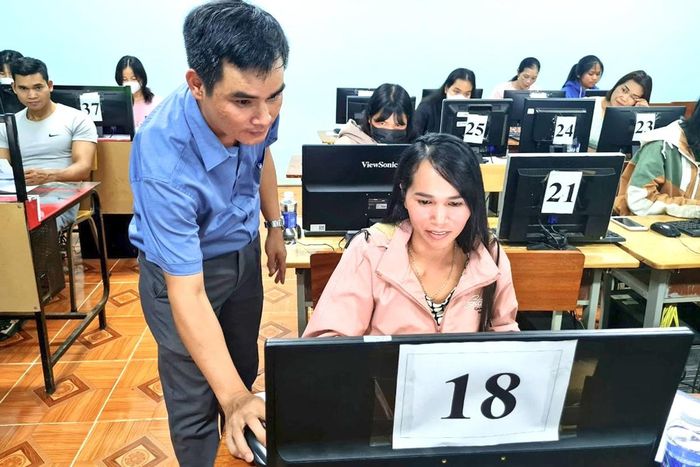 Lao động nông thôn ở xã Quảng Khê (tỉnh Lâm Đồng) tham gia lớp đào tạo nghề, tiếp cận công nghệ thông tin