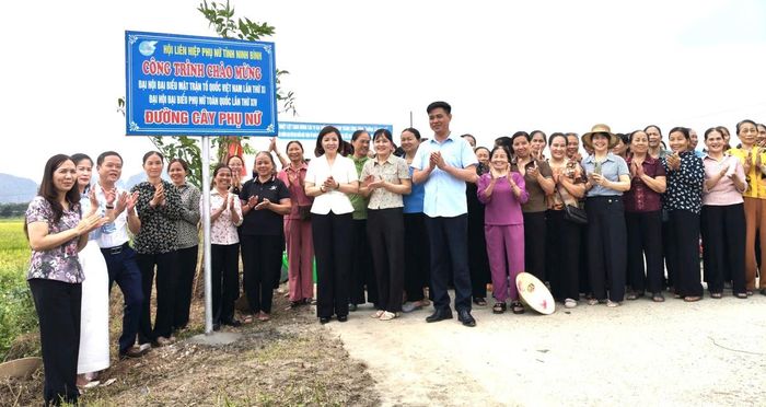 Bà Đào Thị Hòa, Tỉnh ủy viên, Ủy viên Ban Chấp hành Trung ương Hội LHPN Việt Nam, Phó Chủ tịch Ủy ban MTTQ Việt Nam tỉnh và các đại biểu tham gia trồng cây và gắn biển công trình "Đường cây Phụ nữ"