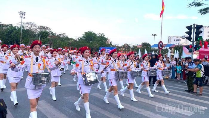 Các đoàn nghệ thuật diễu hành khai mạc chuỗi hoạt động về đêm tại dải vườn hoa trung tâm và Nhà hát TP. Hải Phòng dịp Lễ hội Hoa Phượng Đỏ 2026.