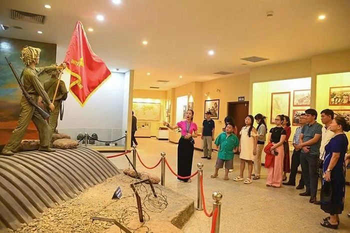 Du khách tham quan tại Bảo tàng Chiến thắng lịch sử Điện Biên Phủ.