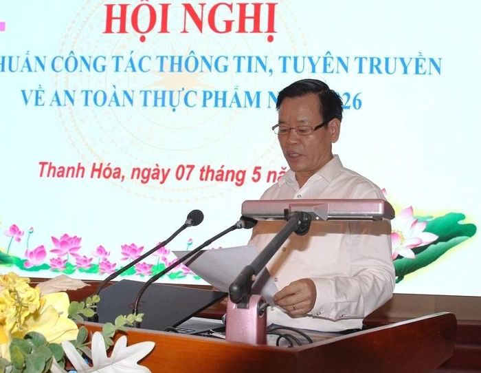 Tiến sĩ Nguyễn Ngọc Túy, Phó Trưởng Ban Tuyên giáo và Dân vận Tỉnh ủy báo cáo chuyên đề tại hội nghị.