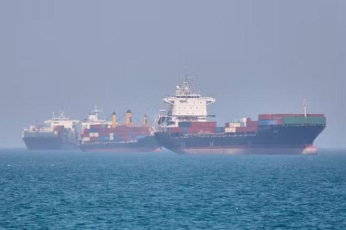 Các tàu container neo đậu tại eo biểnHormuz ngoài khơi thành phố Bandar Abbas của Iran hôm 2 tháng 5 năm 2026. Ảnh: AP.
