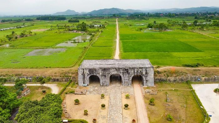 Được Hồ Quý Ly cho xây dựng vào năm 1397, tòa thành còn có tên gọi Tây Đô nhằm phân biệt với Đông Đô (Thăng Long – Hà Nội). Không chỉ là dấu ấn của một giai đoạn lịch sử đặc biệt, Thành nhà Hồ còn là minh chứng tiêu biểu cho trình độ kỹ thuật, nghệ thuật xây dựng đỉnh cao của người Việt cuối thế kỷ XIV và được đánh giá là độc đáo nhất khu vực Đông Nam Á. Với những giá trị nổi bật toàn cầu, năm 2011, Thành nhà Hồ đã được UNESCO công nhận là Di sản văn hóa thế giới.