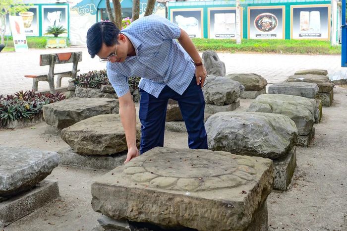 Những khối đá này có trọng lượng từ hàng chục đến hàng trăm ki-lô-gam, được đục đẽo vuông vức, một số còn lưu giữ hoa văn tinh xảo, phản ánh trình độ chế tác đá điêu luyện của người xưa.