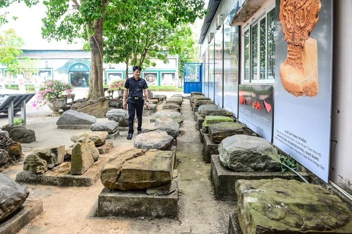 Về chất liệu, các bệ chân cột chủ yếu được làm từ hai loại đá là đá xanh và đá sa thạch.