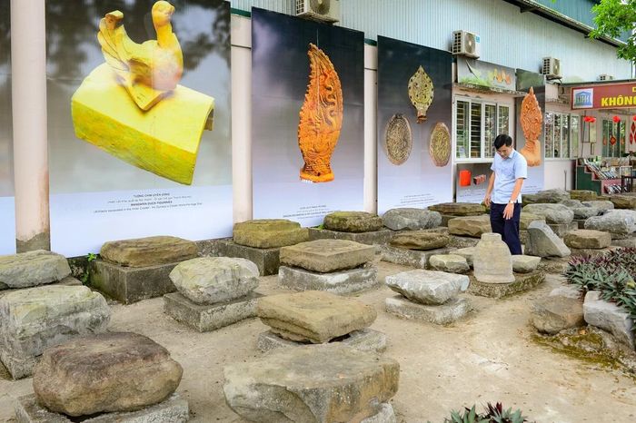 Theo Ban Quản lý Di sản Thành nhà Hồ và các di tích trọng điểm tỉnh Thanh Hóa, các nhà khảo cổ đã phát hiện rất nhiều tảng đá lớn, từng là hệ thống chân đá tảng bằng đá hay còn gọi là bệ chân cột của kinh thành xưa.