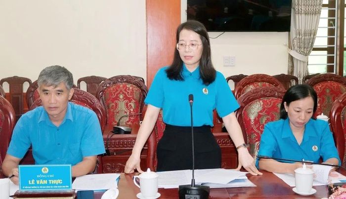 Chủ tịch Công đoàn phường Tĩnh Gia Nguyễn Thị Thắm phát biểu tại hội nghị.