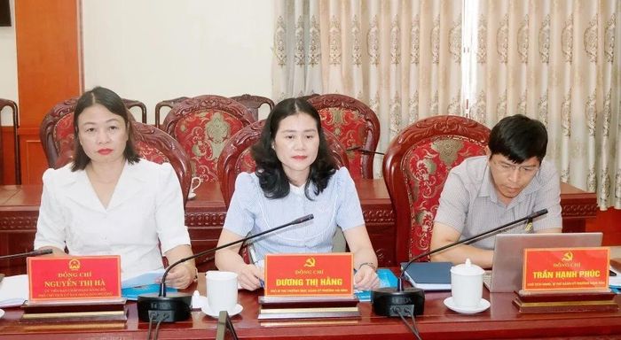 Các đồng chí lãnh đạo phường Tĩnh Gia, phường Hải Bình và phường Nghi Sơn dự hội nghị.