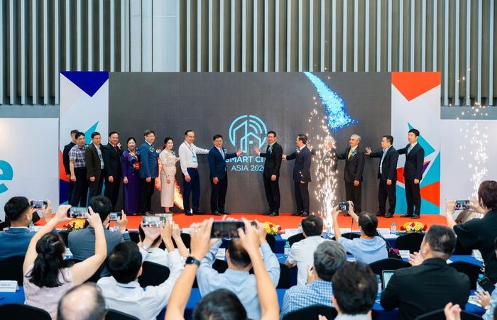 Các khách mời nhấn nút khai mạc Smart City Asia 2026.