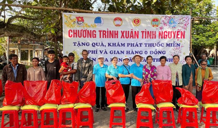 Ủy ban Mặt trận Tổ quốc Việt Nam xã Châu Thành vận động nhà hảo tâm, doanh nghiệp tặng quà người nghèo trên địa bàn. Ảnh: MỘC TRÀ