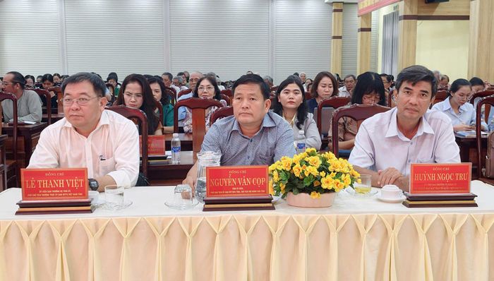Lãnh đạo địa phương và cử tri tham dự buổi tiếp xúc cử tri.
