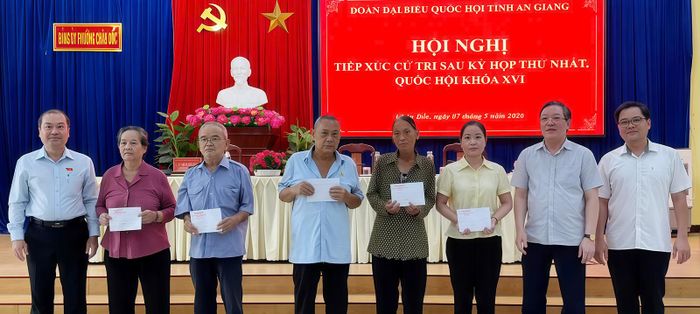 Đoàn Đại biểu Quốc hội tỉnh An Giang, đơn vị bầu cử số 2 tặng quà gia đình chính sách, hộ nghèo.