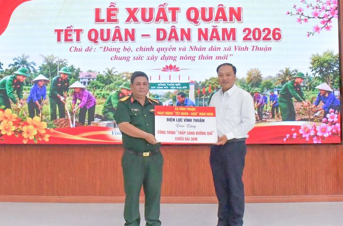 Đơn vị tài trợ tặng công trình thắp sáng đường quê cho xã Vĩnh Thuận.