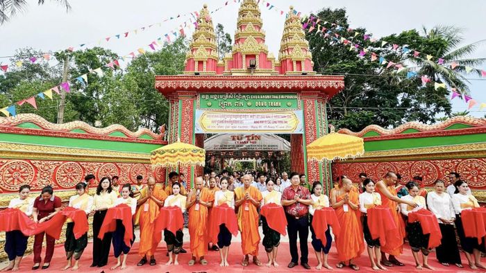 Các đại biểu thức hiện nghi thức cắt băng khánh thành tại chùa Đồng Tranh.