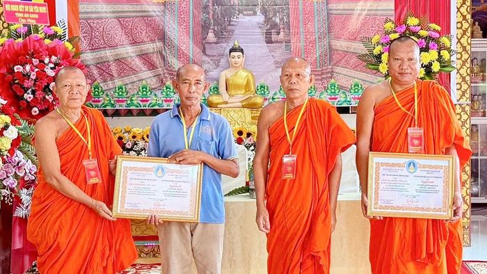 Hội Đoàn kết sư sãi yêu nước tỉnh An Giang tặng giấy khen cho tập thể, cá nhân có thành tích xuất sắc trong đóng góp xây dựng các hạng mục công trình tại chùa Đồng Tranh.