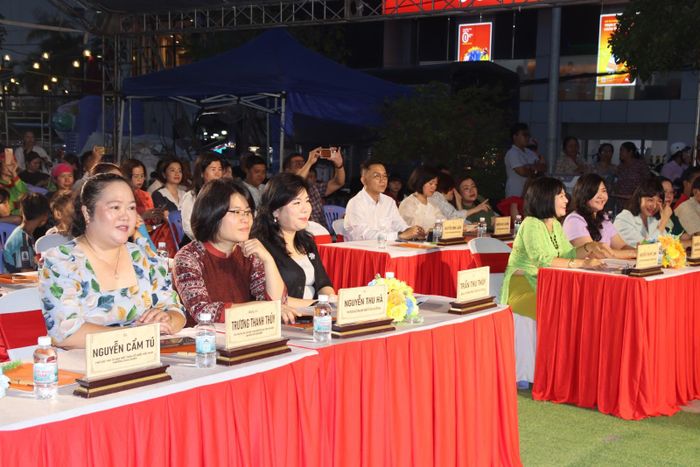 Đại biểu tham dự ngày hội.