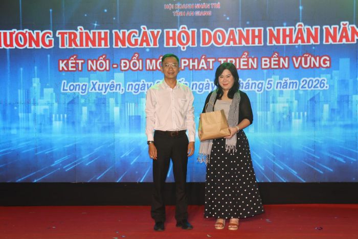 Ban Chấp hành Hội Doanh nhân trẻ tỉnh An Giang tặng quà cho bà Trần Thu Thủy, Quản lý chương trình Tổ chức AEA Việt Nam, đơn vị phối hợp thực hiện ngày hội.