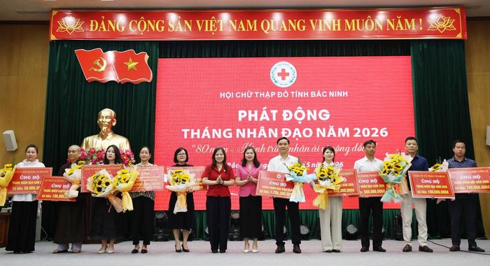  Các đồng chí: Lâm Thị Hương Thành, Lê Thị Duyên tặng hoa tri ân các đơn vị đăng ký ủng hộ tại chương trình. 