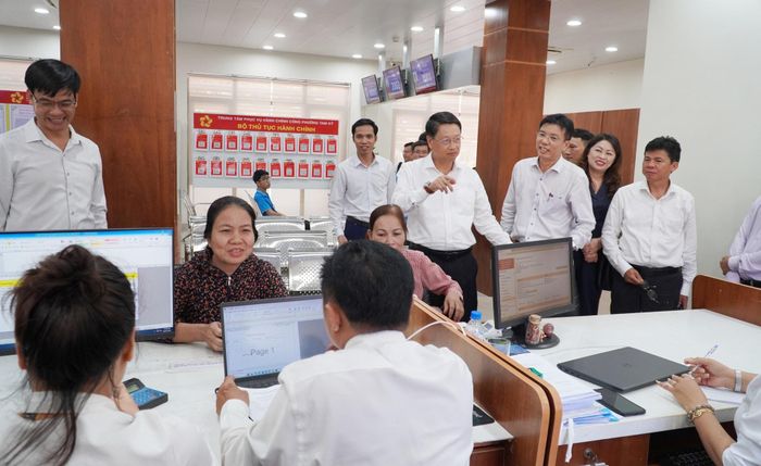 Phó Bí thư Thành ủy Ngô Xuân Thắng khảo sát tình hình hoạt động của Trung tâm Phục vụ hành chính công phường Tam Kỳ trong vận hành mô hình chính quyền địa phương 2 cấp. Ảnh: N.ĐOAN