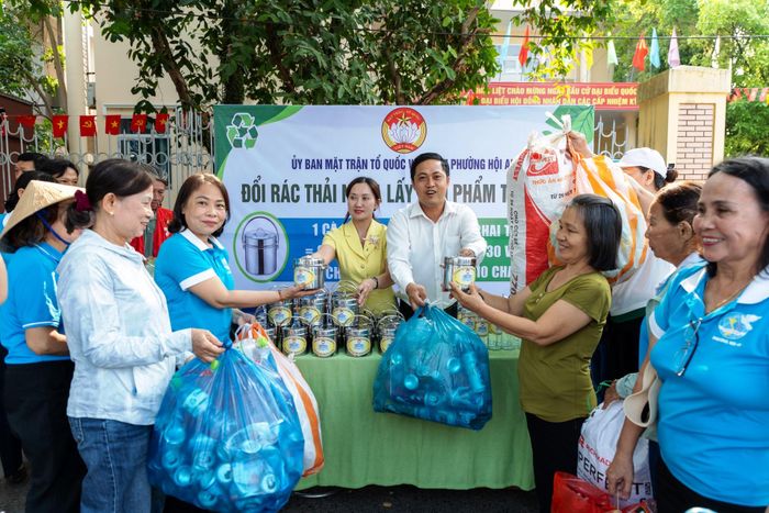 Hội Liên hiệp phụ nữ phường Hội An tổ chức điểm đổi rác thải tái chế lấy sản phẩm thân thiện môi trường. Ảnh: HOÀNG LIÊN