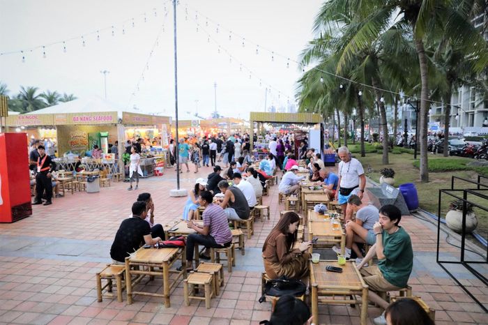 Người dân và du khách trải nghiệm ẩm thực tại sự kiện lễ hội tổ chức ở Công viên Biển Đông. Ảnh: HÀ KHUÊ