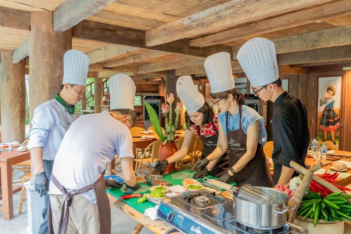 Xu hướng hiện nay là du khách thích lựa chọn các tour trải nghiệm ẩm thực, văn hóa bản địa. Trong ảnh: Du khách trải nghiệm nấu ăn tại Khu nghỉ dưỡng Furama Đà Nẵng. Ảnh: HÀ KHUÊ