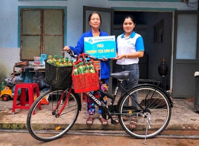 Hội Liên hiệp phụ nữ xã Trà My tặng sinh kế cho bà Trần Thị Hoa (thôn Trung Thị). Ảnh: ĐVCC