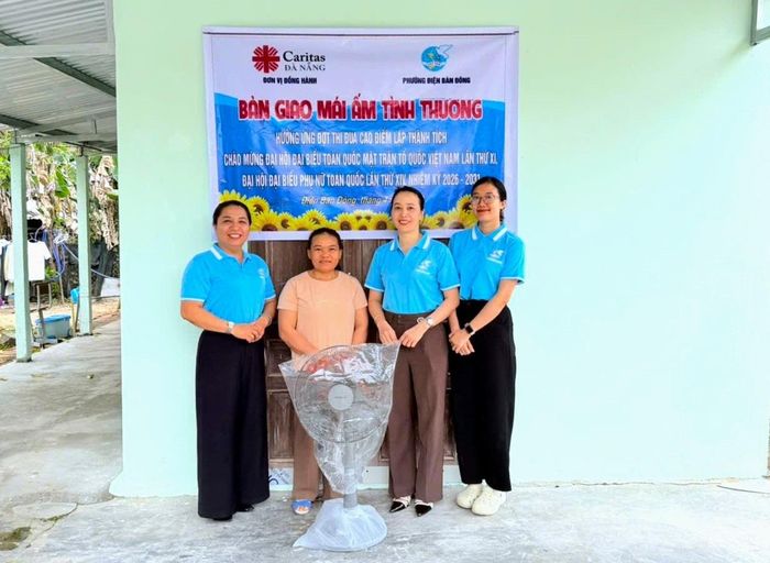 Hội Liên hiệp phụ nữ phường Điện Bàn Đông khánh thành nhà cho bà Đinh Thị Kim Thành (thứ 2, bên trái sang). Ảnh: MINH CHÂU