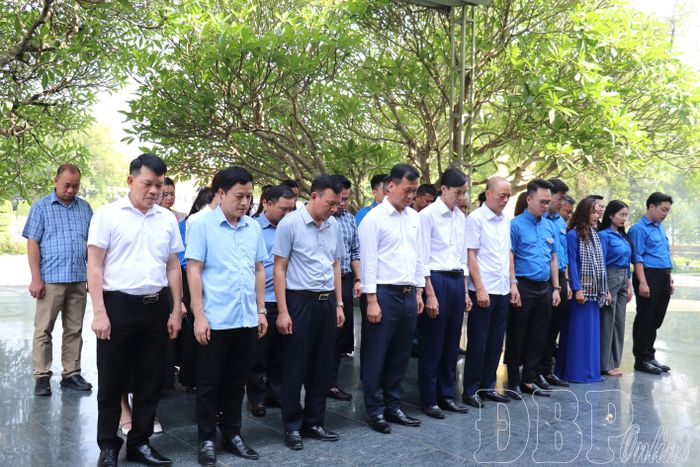 Đoàn công tác dành phút mặc niệm tưởng nhớ các anh hùng liệt sĩ tại Nghĩa trang Liệt sĩ quốc gia A1.