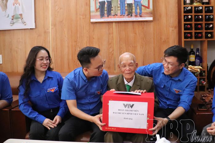 Đại diện Đoàn Thanh niên Đài Truyền hình Việt Nam thăm, tặng quà chiến sĩ Điện Biên Nguyễn Việt Điểm (sinh năm 1930), trú tại tổ dân phố 7, phường Điện Biên Phủ.