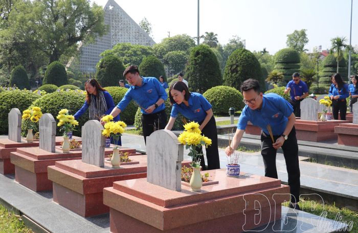 Đoàn viên Đài Truyền hình Việt Nam thắp hương trên phần mộ liệt sĩ tại Nghĩa trang Liệt sĩ quốc gia A1.