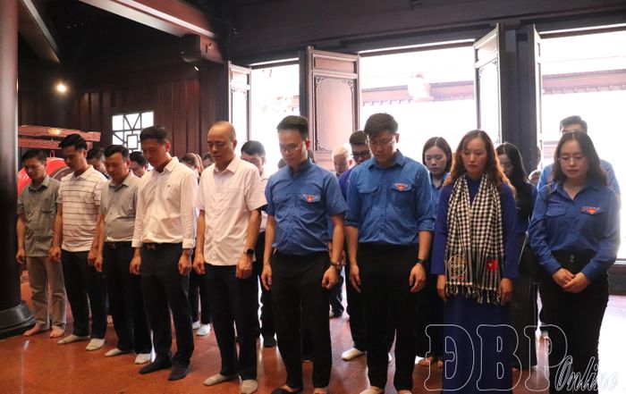 Đoàn công tác dành phút mặc niệm tại Đền thờ Liệt sĩ tại Chiến trường Điện Biên Phủ.