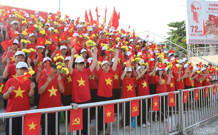 Các em học sinh có mặt từ sớm với cờ, hoa trên tay cổ vũ.