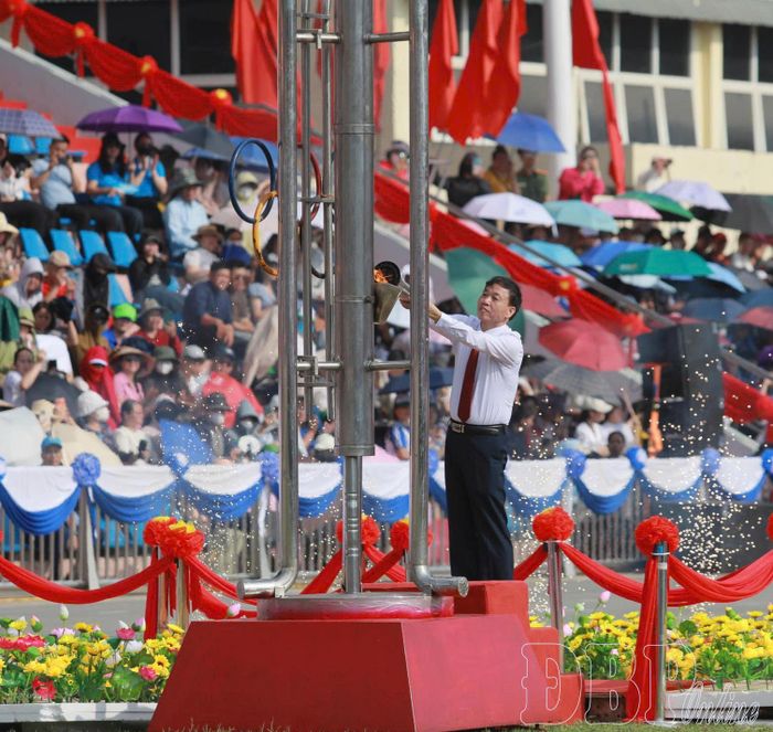 Chủ tịch UBND tỉnh Lê Văn Lương thắp ngọn lửa truyền thống của Đại hội.