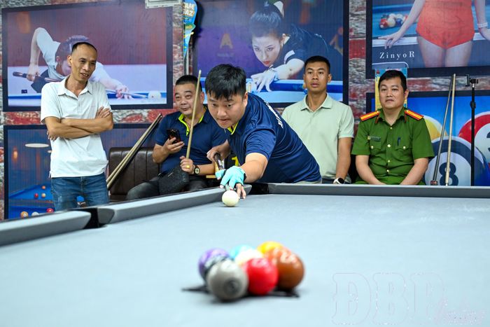 VĐV thi đấu Billiards &amp; Snooker tại CLB Bi-a đường Nguyễn Chí Thanh.